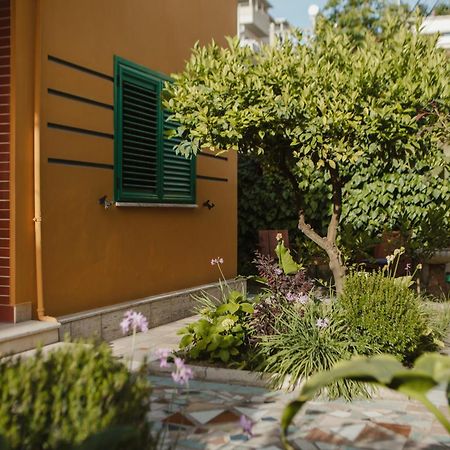 Rare Durres Apartment With Private Parking & Garden Екстер'єр фото