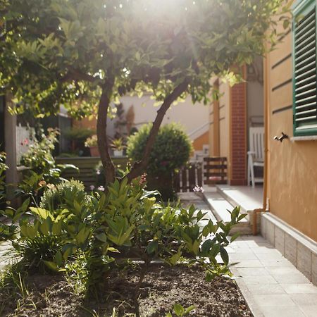 Rare Durres Apartment With Private Parking & Garden Екстер'єр фото