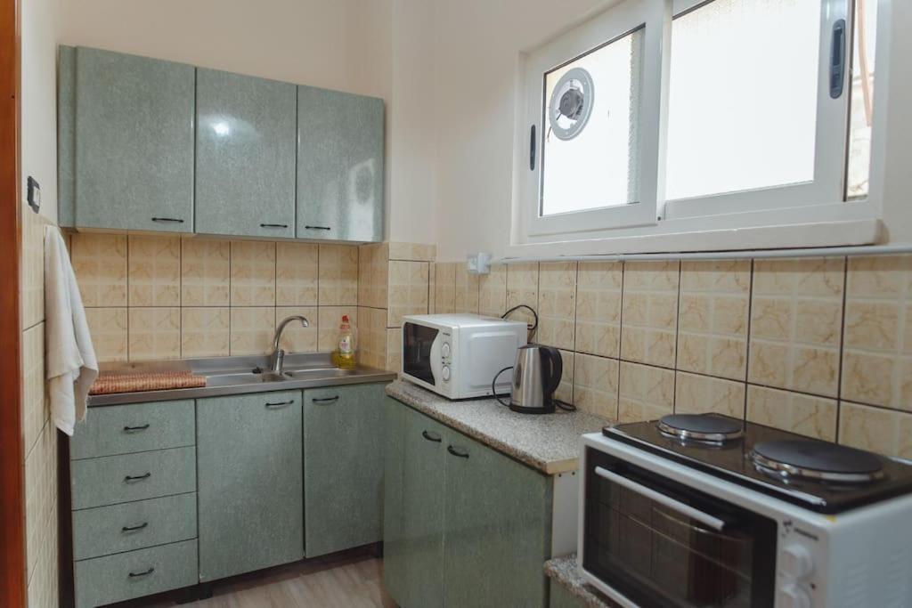 Rare Durres Apartment With Private Parking & Garden Екстер'єр фото