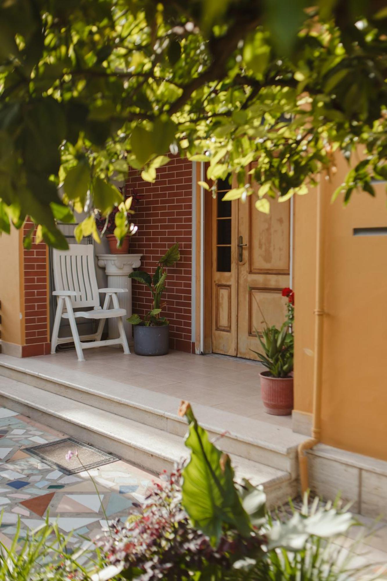 Rare Durres Apartment With Private Parking & Garden Екстер'єр фото