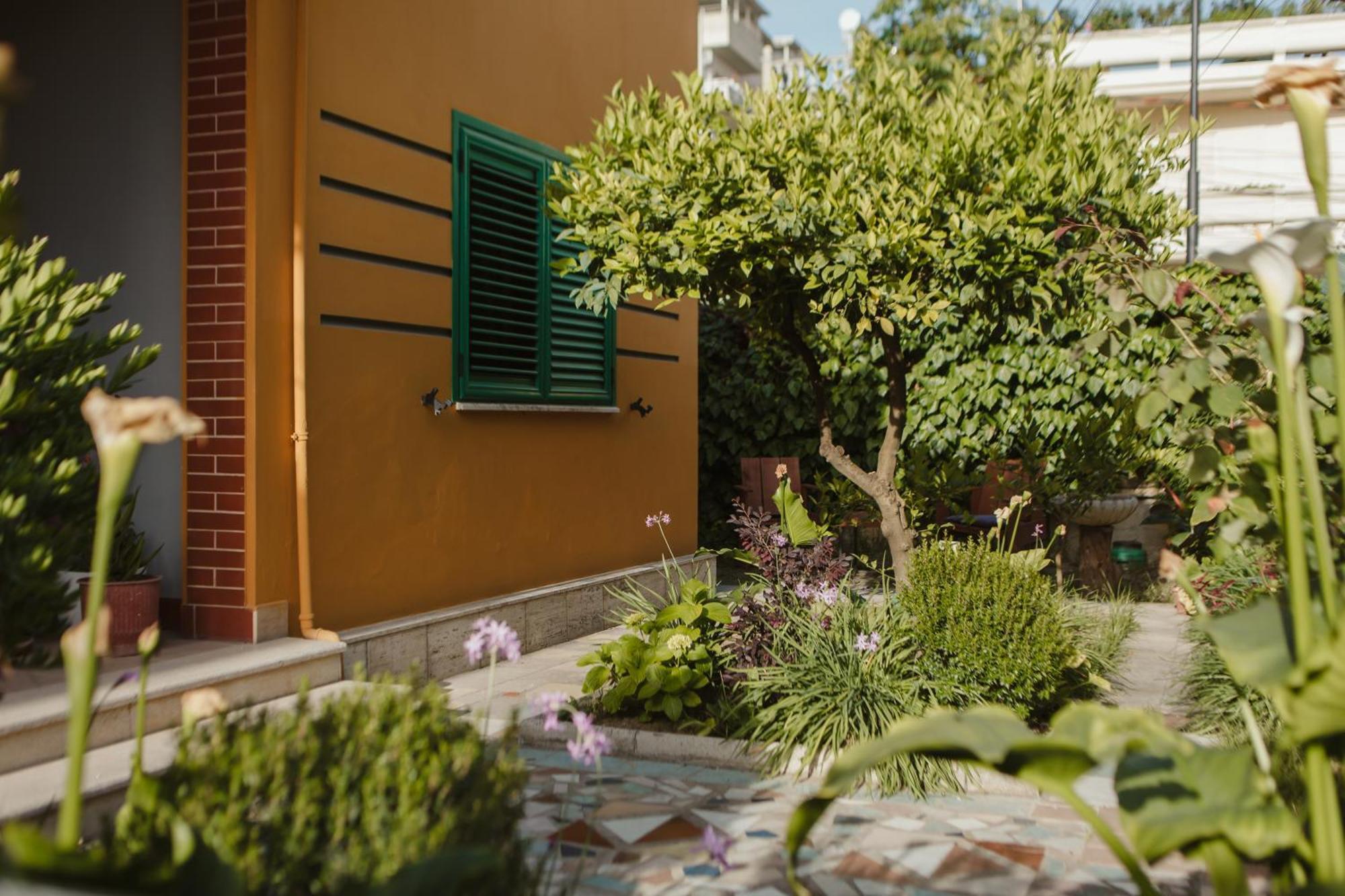 Rare Durres Apartment With Private Parking & Garden Екстер'єр фото